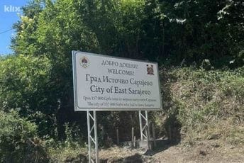 Kod Istočnog Sarajeva postavljena tabla s natpisom: "Grad 157.000 Srba koji su morali napustiti Sarajevo" Kod Istočnog Sarajeva postavljena tabla s natpisom: "Grad 157.000 Srba koji su morali napustiti Sarajevo"