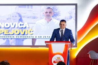 Pejović: Ili će Krstović biti predsjednik SO Zeta ili Demokrate neće vršiti vlast Pejović: Ili će Krstović biti predsjednik SO Zeta ili Demokrate neće vršiti vlast