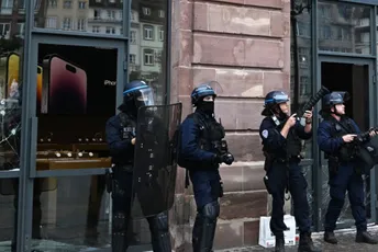 Neredi u Francuskoj i tokom dana: Demonstranti razbijali izloge, policija koristila suzavac Neredi u Francuskoj i tokom dana: Demonstranti razbijali izloge, policija koristila suzavac