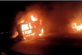 Indija: Zapalio se autobus na auto-putu, poginulo najmanje 25 osoba Indija: Zapalio se autobus na auto-putu, poginulo najmanje 25 osoba