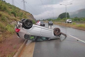 Udes kod Komanskog mosta: Auto završilo na krovu Udes kod Komanskog mosta: Auto završilo na krovu