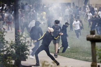 "Pređena crvena linija": U Francuskoj iz puške pogođena tri policajca "Pređena crvena linija": U Francuskoj iz puške pogođena tri policajca