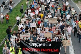 Završen deveti protest "Srbija protiv nasilja": Ispred TV Pink došlo do koškanja demonstranata i obezbjeđenja Završen deveti protest "Srbija protiv nasilja": Ispred TV Pink došlo do koškanja demonstranata i obezbjeđenja