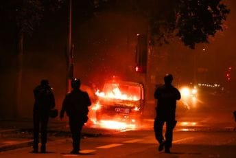 Nastavljeni protesti u Francuskoj: Na ulicama i večeras angažovano 45.000 policajaca Nastavljeni protesti u Francuskoj: Na ulicama i večeras angažovano 45.000 policajaca