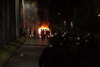 Demonstracije se proširile: Nemiri noćima traju i na Karibima, čak i u Indijskom okeanu Demonstracije se proširile: Nemiri noćima traju i na Karibima, čak i u Indijskom okeanu