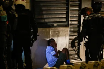 Prošle noći uhapšeno oko 500 ljudi, francuske vlasti ističu kako je bilo mirnije nego prethodnog dana Prošle noći uhapšeno oko 500 ljudi, francuske vlasti ističu kako je bilo mirnije nego prethodnog dana