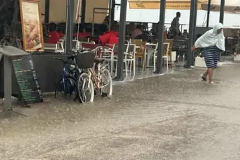 Ulice, aerodrom i lokali pod vodom, grom udario u kuću, gorio pomoćni objekat... Ulice, aerodrom i lokali pod vodom, grom udario u kuću, gorio pomoćni objekat...