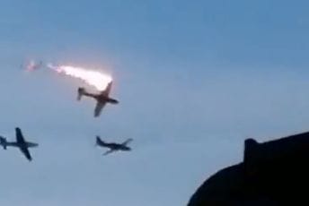 U sudaru aviona u Kolumbiji poginuo pilot, snimak tragedije kruži društvenim mrežama (VIDEO) U sudaru aviona u Kolumbiji poginuo pilot, snimak tragedije kruži društvenim mrežama (VIDEO)