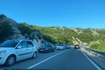 Mladić sa Cetinja teže povrijeđen u sudaru tri vozila Mladić sa Cetinja teže povrijeđen u sudaru tri vozila