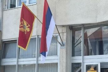 Pljevlja: Na zgradi opštinskog preduzeća uz zastavu Crne Gore i trobojka Pljevlja: Na zgradi opštinskog preduzeća uz zastavu Crne Gore i trobojka