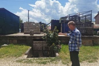 "Ovdje je život nemoguć": Izliva se kanalizacija, ljudi se guše u neprijatnim mirisima "Ovdje je život nemoguć": Izliva se kanalizacija, ljudi se guše u neprijatnim mirisima