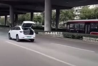 Električnom automobilu tokom vožnje ispala baterija Električnom automobilu tokom vožnje ispala baterija