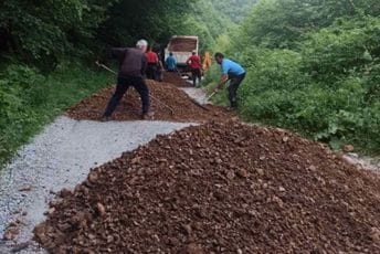 Mještani sanirali sedam kilometara puta u Bijelom Polju Mještani sanirali sedam kilometara puta u Bijelom Polju