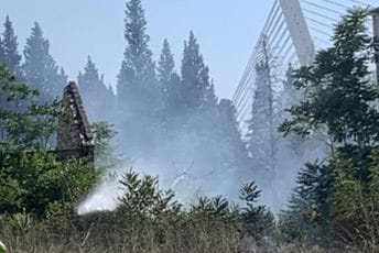 Požar kod Milenijuma: Gorjelo kod nekadašnje kasarne, ali je vatra brzo ugašena Požar kod Milenijuma: Gorjelo kod nekadašnje kasarne, ali je vatra brzo ugašena