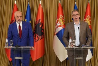 Tenzije na konferenciji Vučića i Rame: U Srbiji ljudi sami biraju kumove Tenzije na konferenciji Vučića i Rame: U Srbiji ljudi sami biraju kumove