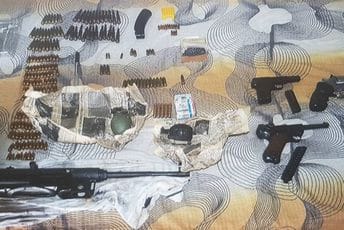 Barska policija pretresom oduzela šest pištolja, automatsku pušku, dvije bombe i veću količinu municije Barska policija pretresom oduzela šest pištolja, automatsku pušku, dvije bombe i veću količinu municije