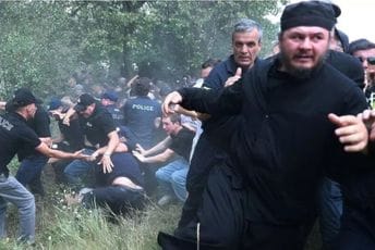 Oko 2.000 ljudi i pravoslavno sveštenstvo u Gruziji upali na LGBT povorku Oko 2.000 ljudi i pravoslavno sveštenstvo u Gruziji upali na LGBT povorku