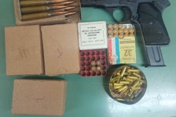 Herceg Novi: Policija pretresla stan jedne osobe i pronašla oružje i municiju Herceg Novi: Policija pretresla stan jedne osobe i pronašla oružje i municiju
