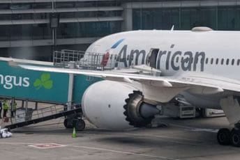 Neobičan incident u Dablinu: Srušio se most za ukrcavanje i 'otkinuo' vrata aviona Neobičan incident u Dablinu: Srušio se most za ukrcavanje i 'otkinuo' vrata aviona