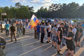 U Nikšiću održan skup podrške Kovačeviću, recitovani i stihovi posvećeni čelniku opštine
