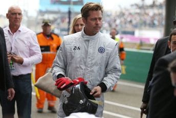 Na trci Formule 1: Bred Pit snima novi film, u centru pažnje njegov nevjerovatno mladoliki izgled Na trci Formule 1: Bred Pit snima novi film, u centru pažnje njegov nevjerovatno mladoliki izgled