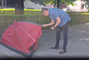 Gladovaće dok Đukanovića ne smijene ili on podnese ostavku Gladovaće dok Đukanovića ne smijene ili on podnese ostavku