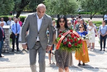 Delegacija DPS-a položila danas u Podgorici vijenac u znak sjećanja na genocid u Srebrenici Delegacija DPS-a položila danas u Podgorici vijenac u znak sjećanja na genocid u Srebrenici