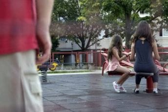 Podgorica: U Bloku VI muškarac presretao, pratio djevojčice i skidao se pred njima, kažnjen sa 1.000 eura Ilustracija