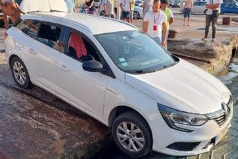 Oštećen automobil prilikom ulaska na trajekt Kamenari - Lepetane Oštećen automobil prilikom ulaska na trajekt Kamenari - Lepetane