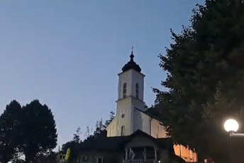 (VIDEO) Sramna dešavanja u Srebrenici: Ispred crkve koncert, odzvanjaju provokativne pjesme (VIDEO) Sramna dešavanja u Srebrenici: Ispred crkve koncert, odzvanjaju provokativne pjesme