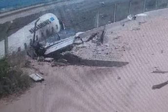 (VIDEO) Avion izletio s piste i zabio se u ogradu, djelovi letjeli na sve strane (VIDEO) Avion izletio s piste i zabio se u ogradu, djelovi letjeli na sve strane