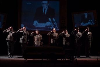"Jugoslavija, moja dežela" na Gradu teatru: Duhovito i potresno o ratu, krivici, odnosu očeva i sinova "Jugoslavija, moja dežela" na Gradu teatru: Duhovito i potresno o ratu, krivici, odnosu očeva i sinova