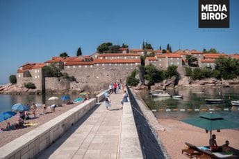 Sve spremno za otvaranje hotela Aman za 14. jul: Turistički obilasci Svetog Stefana probudili veliko interesovanje