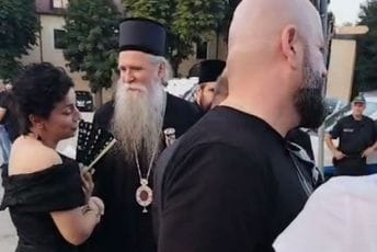 Uoči prijema: Građani dijelili knjige, primjerak dobio i Joanikije Uoči prijema: Građani dijelili knjige, primjerak dobio i Joanikije