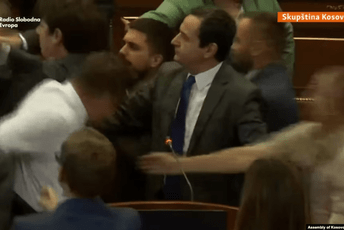 (VIDEO) Tuča u Skupštini Kosova, napadnut Aljbin Kurti