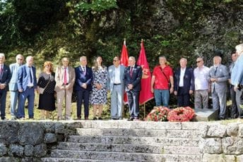 Počelo obilježavanje 13. jula na Cetinju: Položen vijenac na Spomen – kosturnicu Počelo obilježavanje 13. jula na Cetinju: Položen vijenac na Spomen – kosturnicu