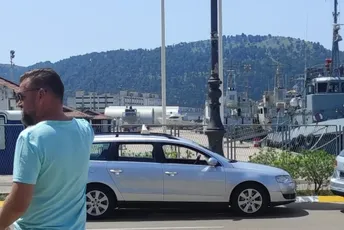 Evo kako se ponašaju turisti za vrijeme intoniranja crnogorske himne u Baru Evo kako se ponašaju turisti za vrijeme intoniranja crnogorske himne u Baru