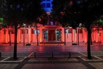 (FOTO) Zgrada Vlade u bojama crnogorske zastave (FOTO) Zgrada Vlade u bojama crnogorske zastave