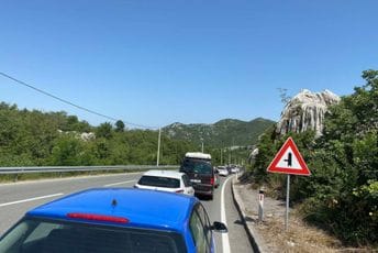 Udes na Ulićima, četvoro je povrijeđenih, stvorene ogromne gužve u oba pravca Udes na Ulićima, četvoro je povrijeđenih, stvorene ogromne gužve u oba pravca