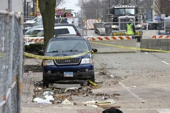 Vjetar čupao krovove i rušio drveće: Čikago pogodilo čak 11 tornada Vjetar čupao krovove i rušio drveće: Čikago pogodilo čak 11 tornada