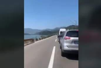 Saobraćajni kolaps ka moru: Kolona od Vranjine do Sozine Saobraćajni kolaps ka moru: Kolona od Vranjine do Sozine
