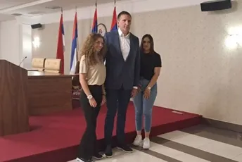 Srbija nagradila studentkinje koje su veličale Mladića, nastaviće školovanje u Beogradu