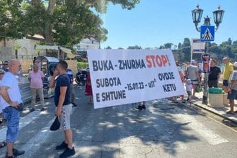 Ulcinjani blokirali put, protestuju zbog glasne muzike Ulcinjani blokirali put, protestuju zbog glasne muzike