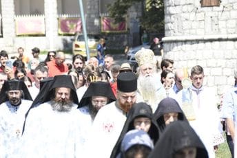 Litija crkve Srbije na Cetinju: "Hitler, Staljin i Broz u svom bezumlju umislili da su bogovi na zemlji" Litija crkve Srbije na Cetinju: "Hitler, Staljin i Broz u svom bezumlju umislili da su bogovi na zemlji"