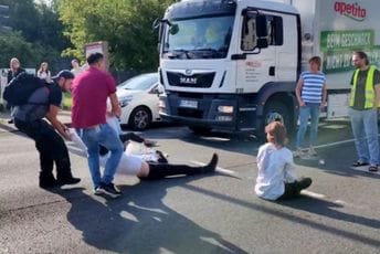 Ljuti vozači nasrnuli na ekološke aktiviste u Berlinu: Bacali ih u grmlje i vukli za kosu Ljuti vozači nasrnuli na ekološke aktiviste u Berlinu: Bacali ih u grmlje i vukli za kosu