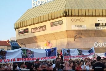 Četnički simboli i slike Ratka Mladića na koncertu u Banjaluci Četnički simboli i slike Ratka Mladića na koncertu u Banjaluci