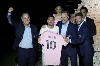 (VIDEO) Uprkos ogromnom nevremenu: U Majamiju predstavljen bivši dvojac Barselone (VIDEO) Uprkos ogromnom nevremenu: U Majamiju predstavljen bivši dvojac Barselone