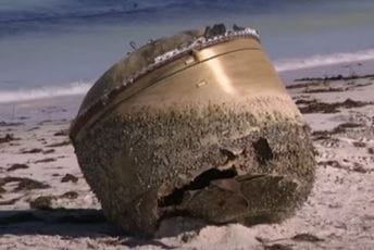 (VIDEO) Misteriozni objekat isplivao na plažu u Australiji, niko ne zna o čemu se radi (VIDEO) Misteriozni objekat isplivao na plažu u Australiji, niko ne zna o čemu se radi