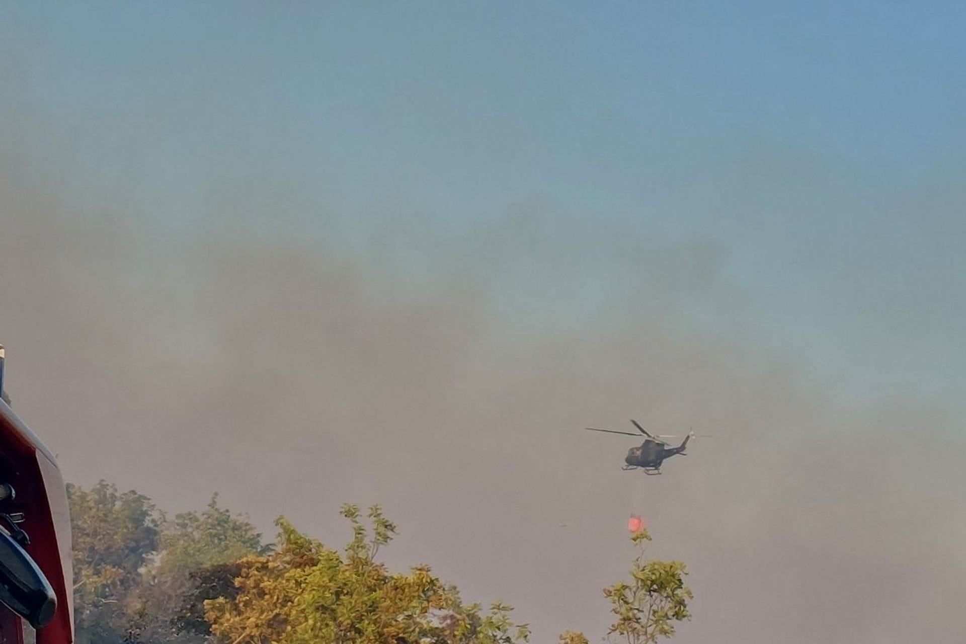 Fotografija 1: Danilovgrad: Helikopter Vojske Crne Gore učestvuje u gašenju požara u Zagaraču