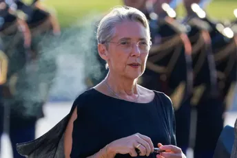 Elizabet Born ostaje francuska premijerka Elizabet Born ostaje francuska premijerka